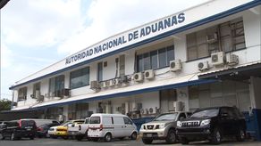 Los funcionarios aduaneros tanto administrativos como operarios aprobaron irse a paro este jueves.