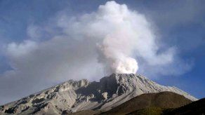 El volcán peruano Ubinas lanza cenizas en un radio de diez kilómetros