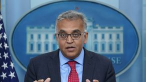 El doctor Ashish Jha, coordinador de la lucha contra el COVID-19 de la Casa Blanca.
