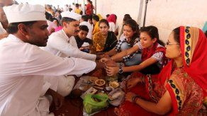 La lealtad y protección une a los indios en el festival hindú de Rakhi