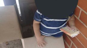 Abandonan a niño de un año dentro de una caja en Caracas