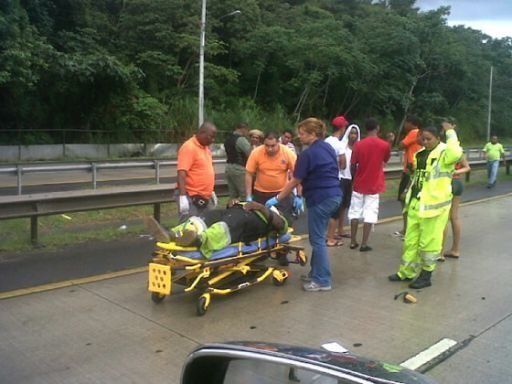 Accidente deja varios heridos en vía de acceso al Puente Centenario