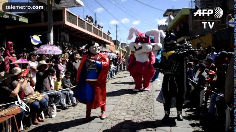 Batman y Superman bailan en pueblo maya de Guatemala para despedir el año