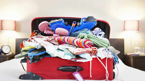 Trabajadora de aerolínea enseña a elegir el mejor equipaje para sus viajes