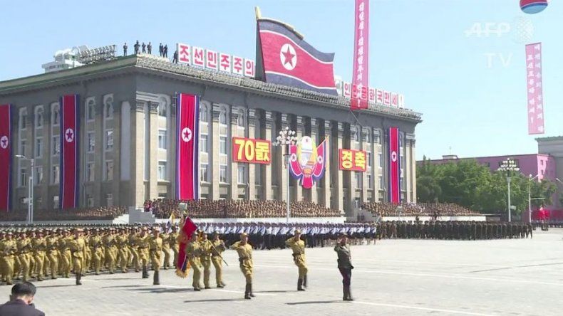 Norcorea realiza desfile militar pero no exhibe misiles