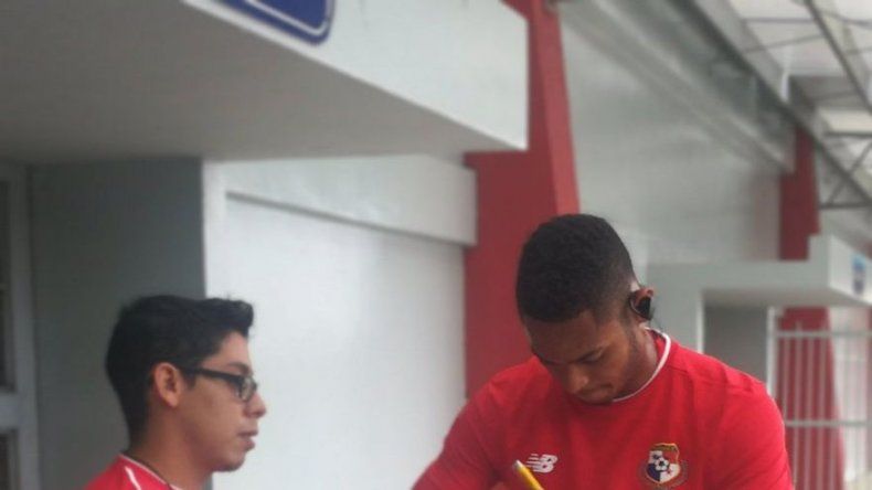 Seleccionados comparten con fanáticos en el tercer día de entrenamiento