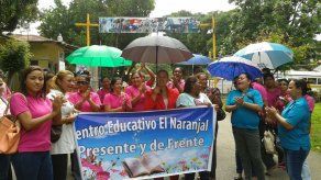 Docentes del Centro Educativo El Naranjal protestan frente al Meduca