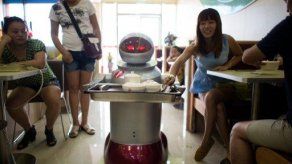 China: Robots sirven platos cocinados por androides
