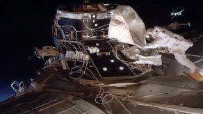 La astronauta de más edad bate record de caminata espacial