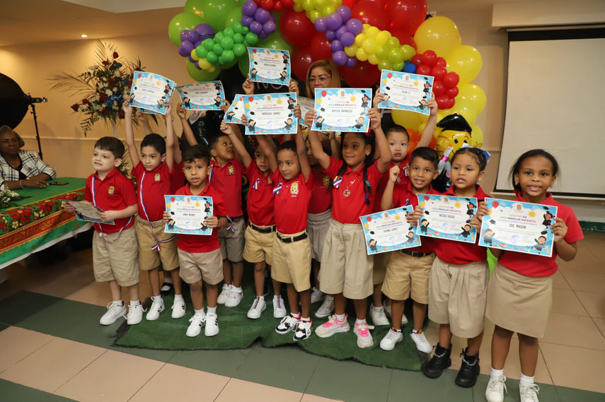 Niños del CEDI reciben certificados de graduación Niños del CEDI reciben certificados de graduación