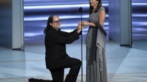 Director de los Oscar pide matrimonio en los Emmy