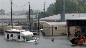 Lluvias anegan casas en Florida; un muerto por el temporal