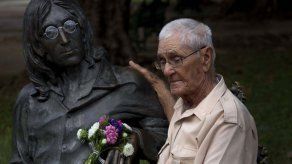 Cuba: Anciano custodia estatua de John Lennon