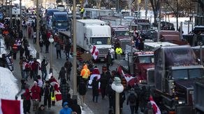 En parte, algunos camioneros protestan por la nueva regla que entró en vigor el 15 de enero que exige que los camioneros que entran a Canadá estén totalmente vacunados contra el coronavirus.