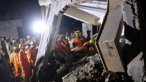 Colapsa un edificio en construcción en India con trabajadores adentro
