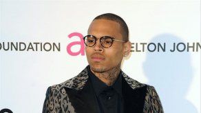 Chris Brown aprende a cambiarle los pañales a su hija Royalty