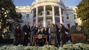 El presidente Joe Biden firma ley.