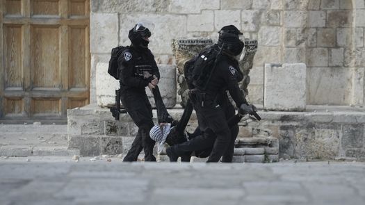 Los palestinos y la vecina Jordania, custodio del lugar, acusan a Israel de violar los acuerdos de larga data al permitir que una cifra cada vez mayor de judíos visiten en lugar con escolta policial.