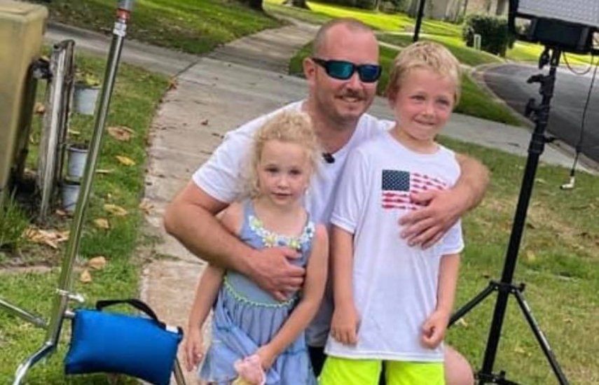 Steve Poust junto a sus hijos Abigail y Chase.