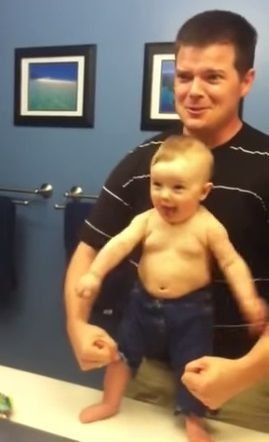De tal palo, tal astilla, bebé luce sus músculos como su padre