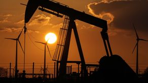 Los expertos indican que la guerra ha recordado que la energía renovable no sólo es buena para el clima, sino también para la seguridad nacional. Eso podría ayudar a acelerar el desarrollo de la energía eólica y solar, así como acelerar las medidas de conservación y eficiencia energética.