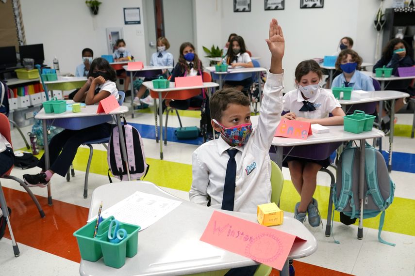 Juez: Florida no puede prohibir que escuelas exijan máscaras