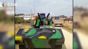 Multan a un ciudadano chino por construir un tanque y conducirlo por la calle