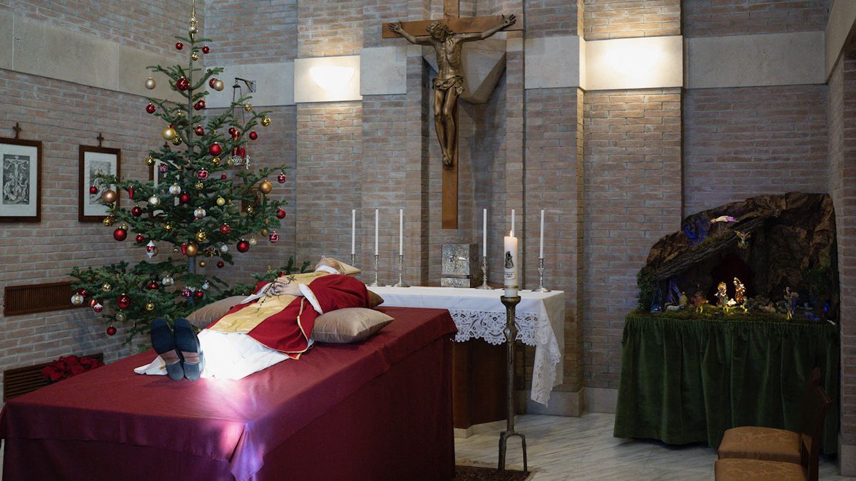 El catafalco se encuentra en el centro de una pequeña capilla privada del monasterio donde residía desde su renuncia en 2013.