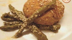 Hamburguesas de atún acompañados con espárragos de miel