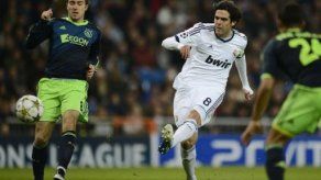 Los suplentes del Real Madrid se pasean ante el Ajax