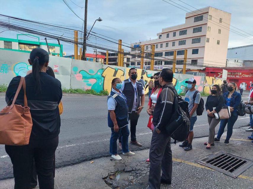 Funcionarios de la Defensoría del Pueblo realizaron inspecciones en paradas de buses en Panamá Oeste.