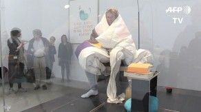 Un artista francés incuba huevos en París