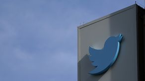 Aunque Twitter emitía advertencias antes de una suspensión, ahora que está ofreciendo “verificación a gran escala, no habrá advertencias”.