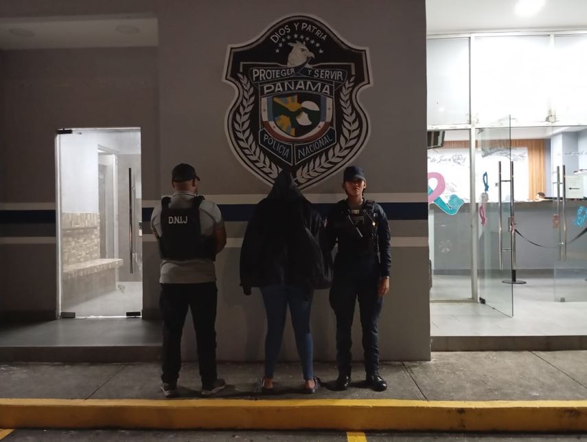 Unidades de la Policía Nacional junto a uno de los seis capturados.