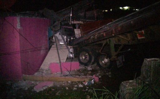 Conductor deja mula sin freno durante retén y ésta impacta contra casa