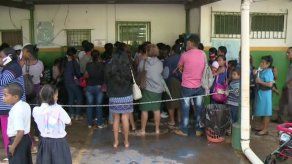 Nuevamente cientos de personas recorren centros de salud para vacunarse
