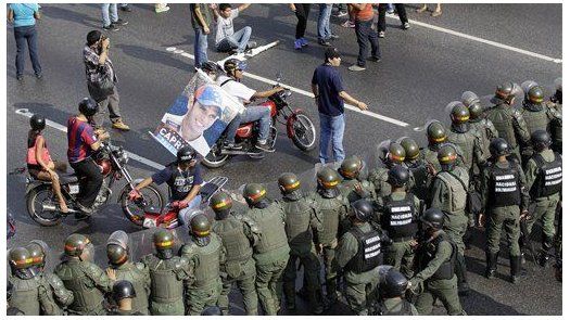 En día de protestas, Maduro ve amago de golpe