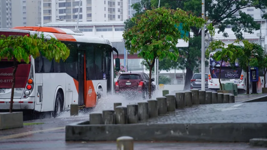 Clima con fuertes lluvias y tormentas a lo largo del país.