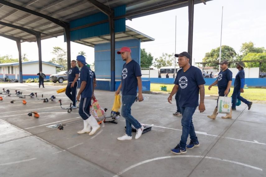 Lanzan programa para mantenimiento y limpieza de escuelas con privados de libertad Lanzan programa para mantenimiento y limpieza de escuelas con privados de libertad