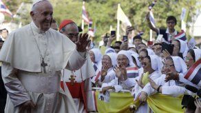 PREEYAPA T. KHUNSONG y NICOLE WINFIELD PREEYAPA T. KHUNSONG y NICOLE WINFIELD