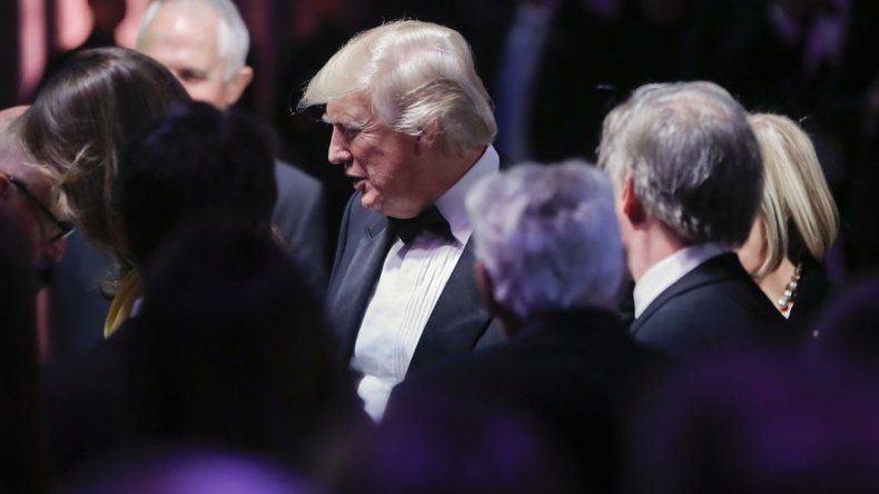 Trump firma plan de presupuesto de un billón de dólares