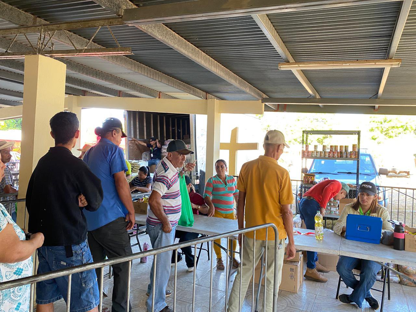 Venta de alimentos baratos en agroferias del IMA.