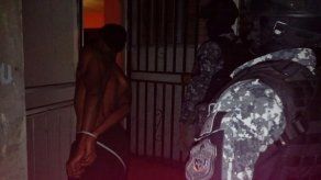 Detienen a 13 personas durante operativo policial en Curundú
