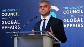 Alcalde de Londres critica a Donald Trump en visita a Chicago