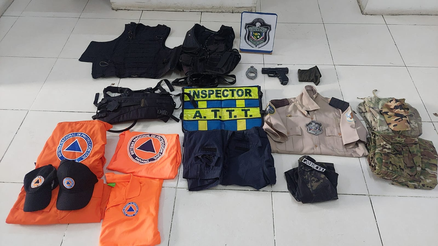 Policía Nacional aprehende a una persona por tener en su poder diferentes uniformes de entidades públicas.