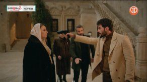 Azize le dice a Miran que su madre está viva