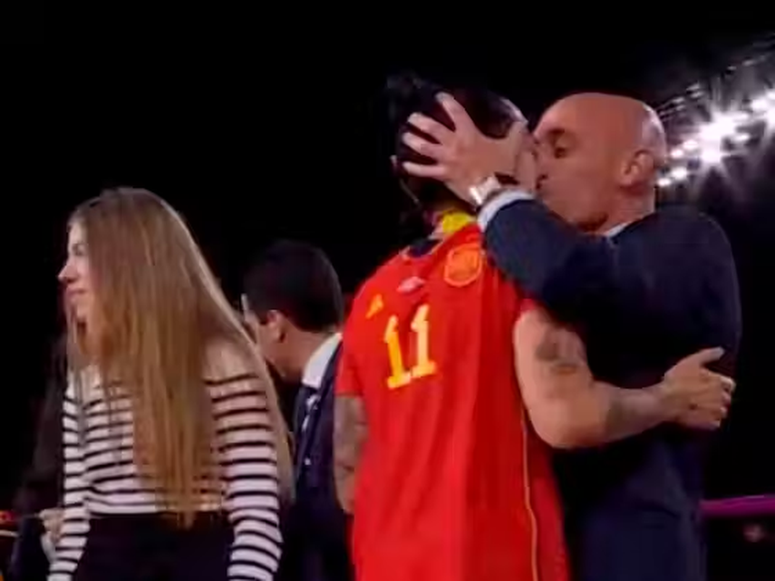 Beso de Rubiales a Jenni Hermoso, jugadora de la selección española de fútbol antes de alzar la copa del Mundial Femenino de Fútbol. Beso de Rubiales a Jenni Hermoso, jugadora de la selección española de fútbol antes de alzar la copa del Mundial Femenino de Fútbol.