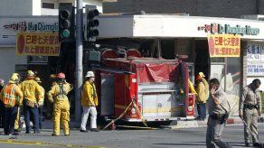 Camión de bomberos se estrella contra restaurante en EEUU