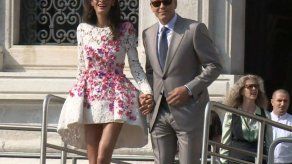 Clooney y esposa hacen aparición de recién casados