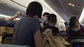 Médica de Los Ángeles asiste parto en vuelo de Taiwán
